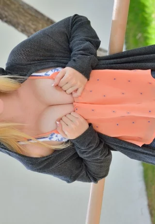 Занудная девушка-подросток пальчиками трахает свою возбужденную киску после того, как позирует обнаженной на заднем дворе - 15