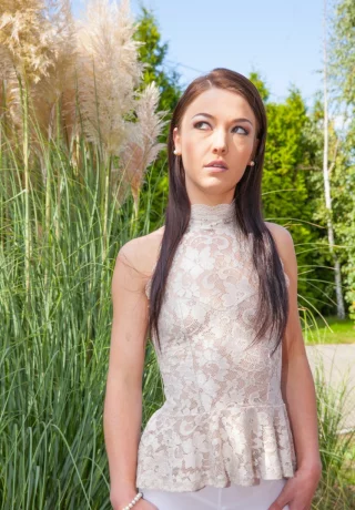 Лучшие подруги Тиффани Долл и Анжелик Дюваль показывают свои задницы перед сексом втроем - 2