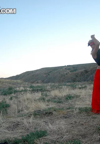 Симпатичная девушка Даша обнажает свое нижнее белье под юбкой во время морского действа - 9