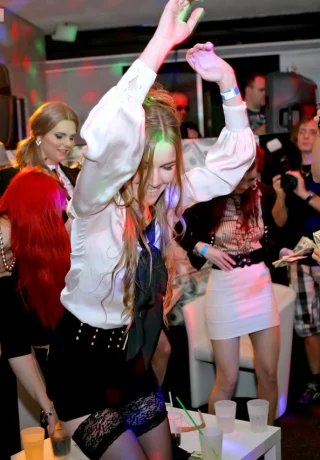 Пьяные и дикие тусовщицы насытились твердым членом в жаркой клубной оргии - 1