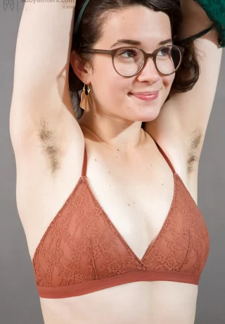 Натуральные лесбиянки Эмилия и Софи раздевают друг друга во время секса на кровати - 2