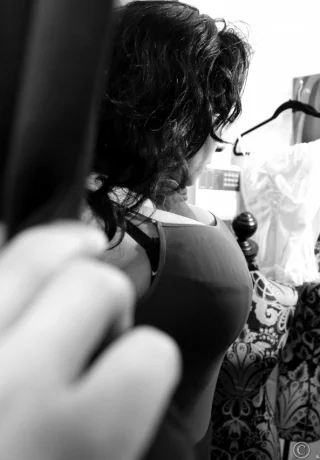 Зрелая женщина Даника Коллинз показывает свои большие сиськи во время слежки - 3