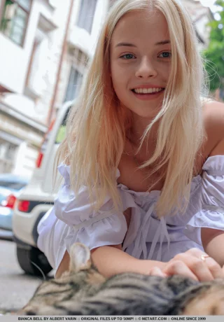 Великолепная молоденькая блондинка Бьянка Белл полностью раздевается во время сольного выступления - 1