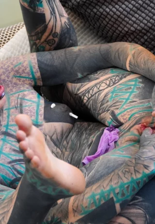 Сильно татуированная девушка Anuskatzz и Сильвия Сопрано занимаются лесбийским анальным сексом - 3