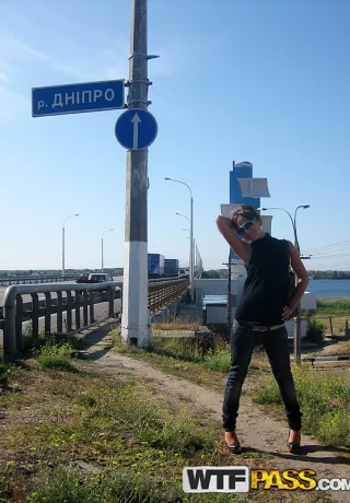 Симпатичная девушка Даша обнажает свое нижнее белье под юбкой во время морского действа - 1