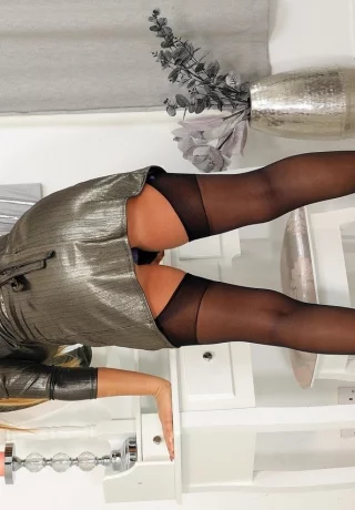 Сексуальная блондинка Кей обнажает свои великолепные сиськи из серебристого коктейльного платья в нейлоновых чулках - 2