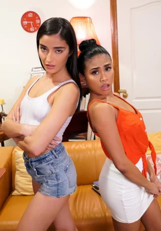 Молоденькие девушки Эмили Уиллис и Эмбер Сноу экспериментируют с лесбийским сексом - 1