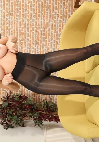 Грязная блондинка Эми Грин обнажает свои упругие сиськи в блестящих колготках - 7