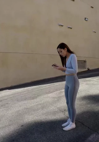 Худенькая молоденькая Ванна Бардо выплескивает сперму со своего языка после секса от первого лица - 1