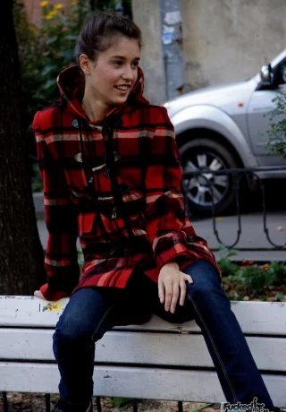 Худенькая молоденькая в милых носочках берет большой член из пизды в рот - 1