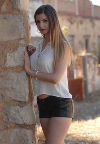 Красивая девушка Стелла Кокс медленно снимает с себя одежду, чтобы выйти обнаженной на улицу - 1