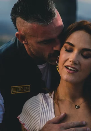 Сексуальная девушка Сири Даль обнажает свои красивые сиськи и сочную попку, раздеваясь - 10