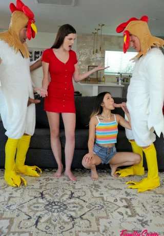 Фиона Фрост и Лулу Чу сидят верхом на мужчинах в костюмах цыплят - 6