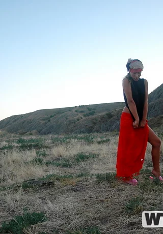 Симпатичная девушка Даша обнажает свое нижнее белье под юбкой во время морского действа - 8