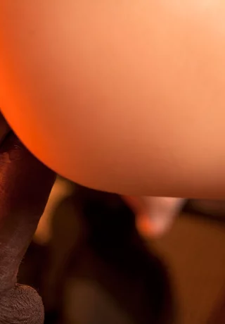 Молодая тайская девушка Амай Лу занимается сексом с большим черным членом - 12