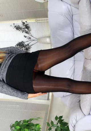 Горячая блондинка Кей обнажает свои большие сиськи в глянцевых колготках - 2