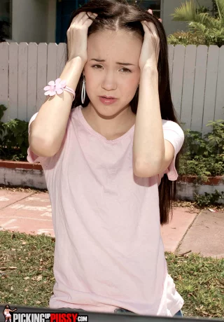 Темноволосая любительница насаживает свою тугую киску на большой член после минета - 2