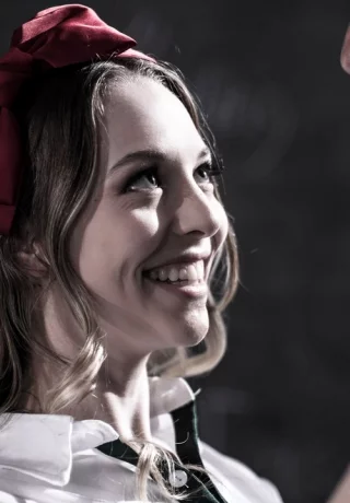 Студентка-блондинка Лили Ларимар занимается сексом со своим учителем - 4