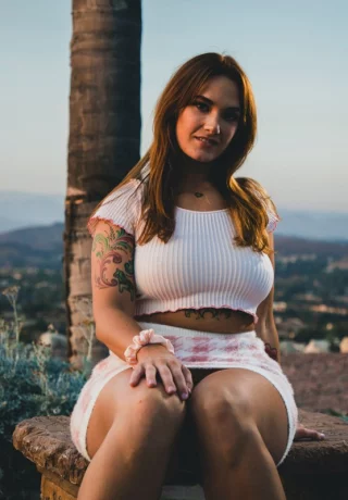 Сексуальная девушка Сири Даль обнажает свои красивые сиськи и сочную попку, раздеваясь - 5