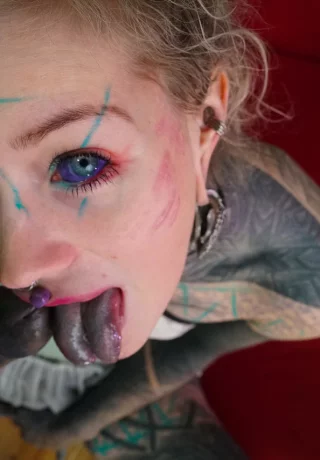 Сильно татуированная девушка дрочит дилдо в своей заднице до и после отсоса члена - 8