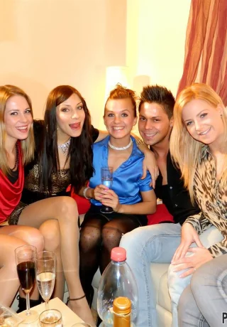 Полностью одетые женщины и их друг-мужчина писают друг на друга после того, как выпили вина - 1