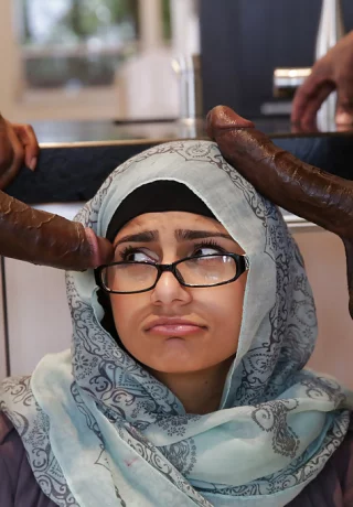 Ботаничка с большими сиськами Миа Халифа трахается втроем с двумя членами - 7