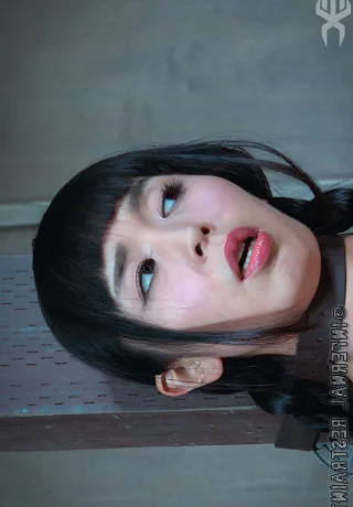 Японская цыпочка Марика Хасэ (Marica Hase) получает стимуляцию своей мокрой киски, будучи скованной - 6