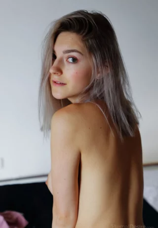 Молоденькая платиновая блондинка Ева Элфи теребит пальцами свою возбужденную киску на своей кровати - 14