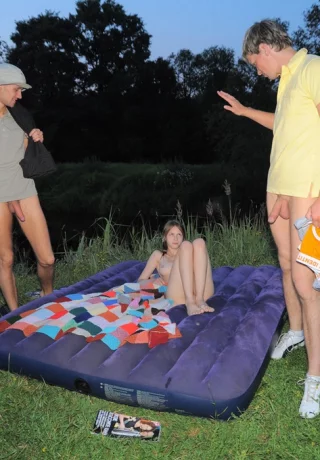 Молодо выглядящая девушка Оксана теряет свою девственность с двумя парнями в поле - 16