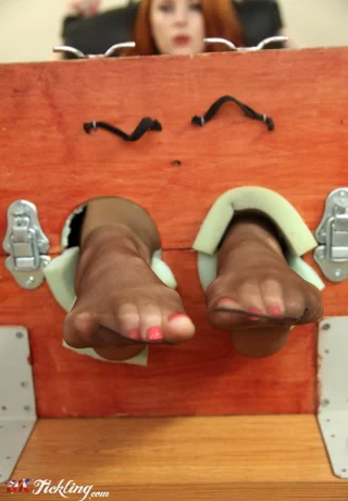 Натуральная рыжеволосая Софи Нова снимает каблуки, пока ее ноги в чулках - 11