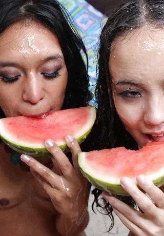 Молоденькая красотка Амай Лю и ее подруга занимаются анальным сексом со сливочным парнем - 14