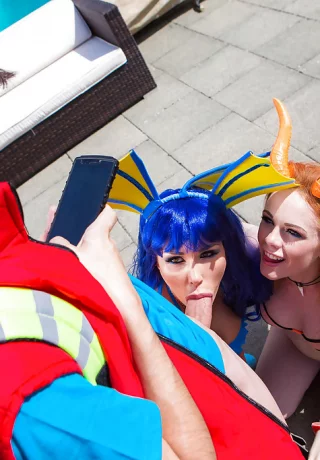 Европейские порнозвезды в костюмах для косплея занимаются оральным сексом с огромным членом на открытом воздухе - 7