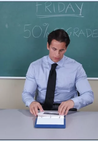 Сексуальная рыжеволосая студентка колледжа Фэй Рейган легла на стол и жестко трахнулась - 1