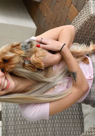 Сладкая молоденькая Лили укладывает щенка, прежде чем поиграть со своей красивой киской - 1