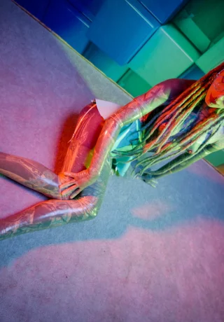 Татуированная уродка Anuskatzz мастурбирует игрушками на консольных каблуках - 2