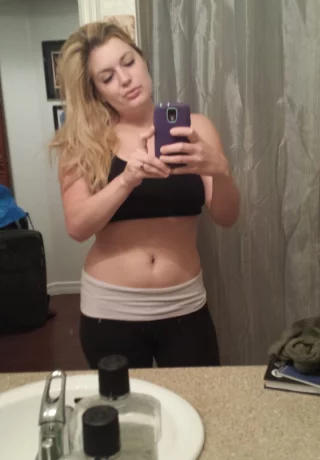 Любительская модель Даниэль Фтв (Danielle Ftv) делает селфи в обнаженном виде в самых разных нарядах - 5