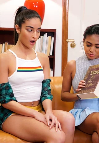 Молоденькие девушки Эмили Уиллис и Эмбер Сноу экспериментируют с лесбийским сексом - 6