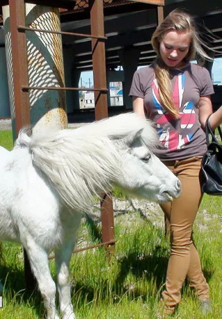 Любительская блондинка с сочной попкой и киской трахается во время посещения пони-фермы - 16