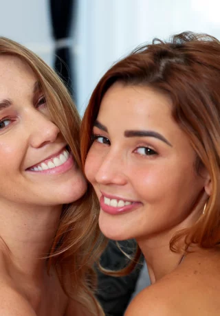 Молодые лесбиянки Агата Вега и Алексис Кристал используют секс-игрушку во время секса - 16