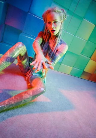 Татуированная уродка Anuskatzz мастурбирует игрушками на консольных каблуках - 7