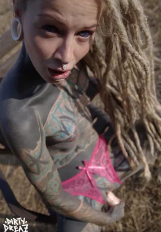 Полностью татуированная девушка Anuskatzz сосет фаллоимитатор, трогая свою киску - 15