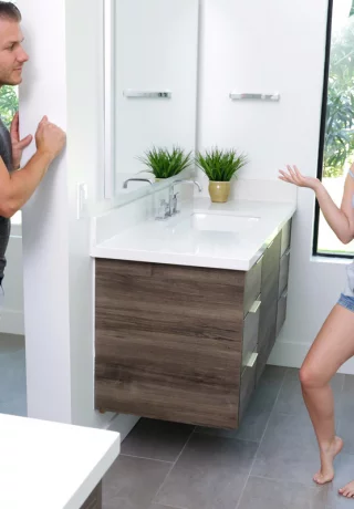 Симпатичная девушка с волнистыми рыжими волосами Лиана Лавингс занимается сексом со своим сводным братом - 1