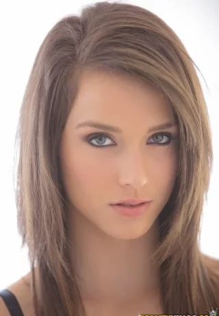 Очаровательная брюнетка Малена Морган демонстрирует свои безупречные изгибы - 2