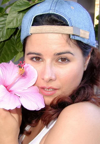 Милфа в кепке Chloe Vevrier ухаживает за цветами и показывает свои гигантские сиськи - 3