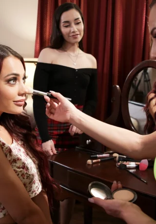 Симпатичные подростки полностью раздеваются во время лесбийской групповухи на кровати - 2