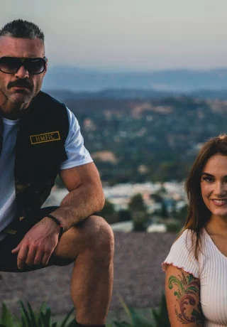 Сексуальная девушка Сири Даль обнажает свои красивые сиськи и сочную попку, раздеваясь - 1