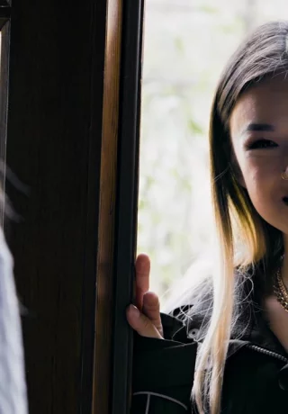 Девушки-лесбиянки собираются вместе для женского секса втроем на диване - 2