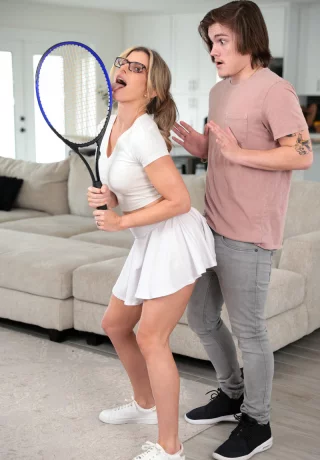 Белокурая леди Кори Чейз занимается сексом со своим пасынком в своем теннисном костюме - 7