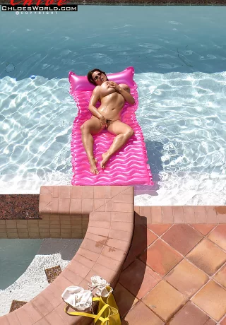 Горячая брюнетка с волосатой пиздой Chloe Vevrier наносит больше масла на сочные сиськи - 6