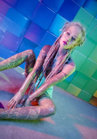 Татуированная уродка Anuskatzz мастурбирует игрушками на консольных каблуках - 5